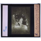 La Guerre de montagne dans les Dolomites (août 1915 - avril 1916). Une galerie creusée dans la neige.