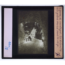 La Guerre de montagne dans les Dolomites (août 1915 - avril 1916). Une galerie creusée dans la neige.