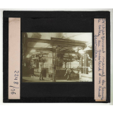 Fabrication de la fonte. Déchargement manuel des bennes de coke au gueulard d'un haut-fourneau.