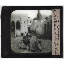 Le Maroc. Géographie, types et coutumes. Tanger. Intérieur de la Casbah.