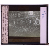 L'Alsace-Lorraine en 1918. Strasbourg, la foule assiste au défilé des troupes alliées.