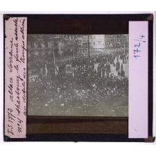 L'Alsace-Lorraine en 1918. Strasbourg, la foule assiste au défilé des troupes alliées.