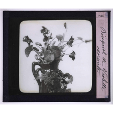 L'Art à l'école, décoration par les fleurs de printemps. Bouquet de violette odorante.