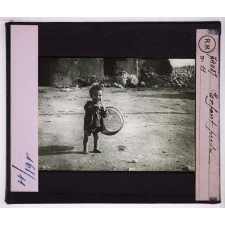 La Retraite des Serbes en Albanie après la campagne de 1915. Enfant perdu.