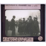 Les Civils pendant la guerre. L'avenue du Bois de Boulogne est toujours le rendez-vous de la société élégante.
