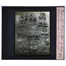 L'Art russe. II - L'art populaire. Boucles d'oreilles. Musée Ténichev à Smolensk.