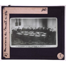 De la guerre à la paix par le droit. II - La société des nations et son oeuvre. Une séance du Conseil en 1924.