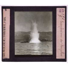 Torpilleurs et sous-marins. Explosion de torpilles.