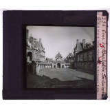 Le Château de Fontainebleau. Cour du Baptistère.