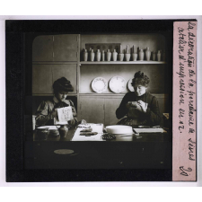 La Décoration de la porcelaine à la Manufacture Nationale de Sèvres. Atelier d'impression en or.