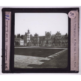Châteaux historiques. Fontainebleau. La cour des adieux.