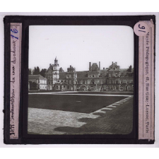 Châteaux historiques. Fontainebleau. La cour des adieux.