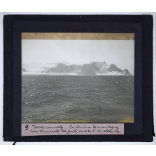 L'Expédition du Pourquoi pas? dans les régions arctiques sud-américaines. Terres nouvelles : la chaîne de montagnes qui termine la partie sud de l'île Adélaïde.