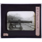 Visite aux Invalides. Canon ciselé.