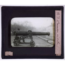 Visite aux Invalides. Canon ciselé.