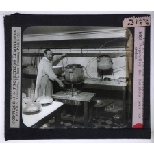 Sérothérapie. Préparation des divers sérums de l'Institut Pasteur de Paris. Préparation des bouillons pour les microbes.