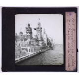 La Rue des nations et la berge de la rive gauche de la Seine à l'exposition universelle de 1900. Perspective des palais étrangers vers la Concorde.