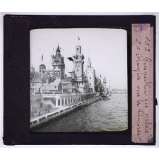 La Rue des nations et la berge de la rive gauche de la Seine à l'exposition universelle de 1900. Perspective des palais étrangers vers la Concorde.