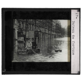 La Seine. Bateau de fortune.