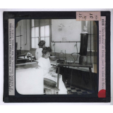 Sérothérapie. Préparation des divers sérums de l'Institut Pasteur de Paris. Distributeur de Rouy, pour la mise en flacon du sérum.