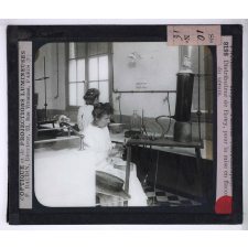 Sérothérapie. Préparation des divers sérums de l'Institut Pasteur de Paris. Distributeur de Rouy, pour la mise en flacon du sérum.