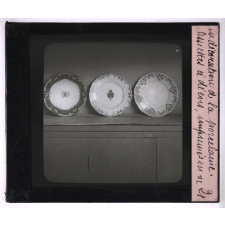 La Décoration de la porcelaine à la Manufacture Nationale de Sèvres. Assiettes à décors, imprimés en or.