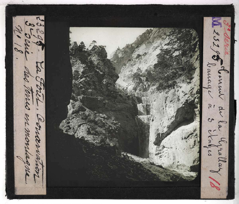 Conservation des terres en montagne et sur les pentes. Action de la forêt sur le sol et sur le régime des eaux, pâturages, prés, bois, correction des torrents. Torrent de la Grallay. Barrage à 3 étages.