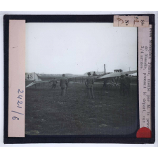 Quelques types nouveaux d'aéroplanes. Monoplan Tellier, monté par M. le prince de Nissolle, prenant le départ, vue en 3/4 arrière.