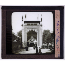 La Rue des nations et la berge de la rive gauche de la Seine à l'exposition universelle de 1900. Palais de la Perse.