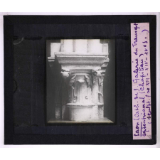 La Sculpture française des 13e, 14e et 15e siècles. Laon (Cath. de). Galerie du transept septentrional (chapiteau).