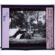 Arras et les champs de bataille de l'Artois. Le théâtre des combats de 1915. Neuville-Saint-Vaast. Dans les bois en juin 1915, un camp. d'artilleurs.