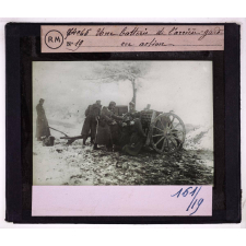 La Retraite des Serbes en Albanie après la campagne de 1915. Une batterie de l'arrière-garde en action.