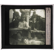 La Pêche et la culture de l'éponge. Intérieur d'un bateau scaphandrier.