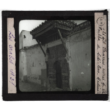 Les Arabes. Tlemcen. entrée de la KoubIilia de Sidi-Bou-Médine.