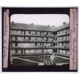 Prévoyance et mutualité. Association du Familistère de Guise. Cour du pavillon du familistère.