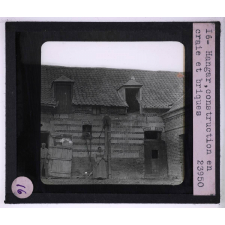 Les Différents types d'habitations. Hangar, construction en craie et briques.