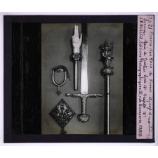 Galerie d'Apollon. Sacre des Rois de France. Agrafe de manteau. Eperon. Main de justice. Epée 13e. Sceptre 14e.