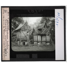 Sumatra. Padang, région montagneuse, granges à riz.