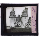 Visite au château de Pierrefonds. Château, coté de l'entrée.