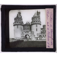 Visite au château de Pierrefonds. Château, coté de l'entrée.