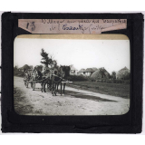 La Roumanie. Village au pied des Carpathes et couzoutza (voiture).