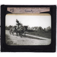 La Roumanie. Village au pied des Carpathes et couzoutza (voiture).