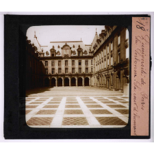 L'Université de Paris. La Sorbonne, la cour d'honneur.