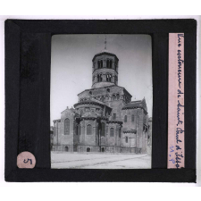 L'Art roman. Vue extérieure de Saint-Paul d'Issoire.
