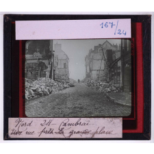 Le Nord en 1918. Cambrai, une rue près la grande Place.