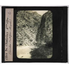 Le Relief, la mer, les côtes. Clus de Chabrières. Basses Alpes. (couches stratifiées obliques).