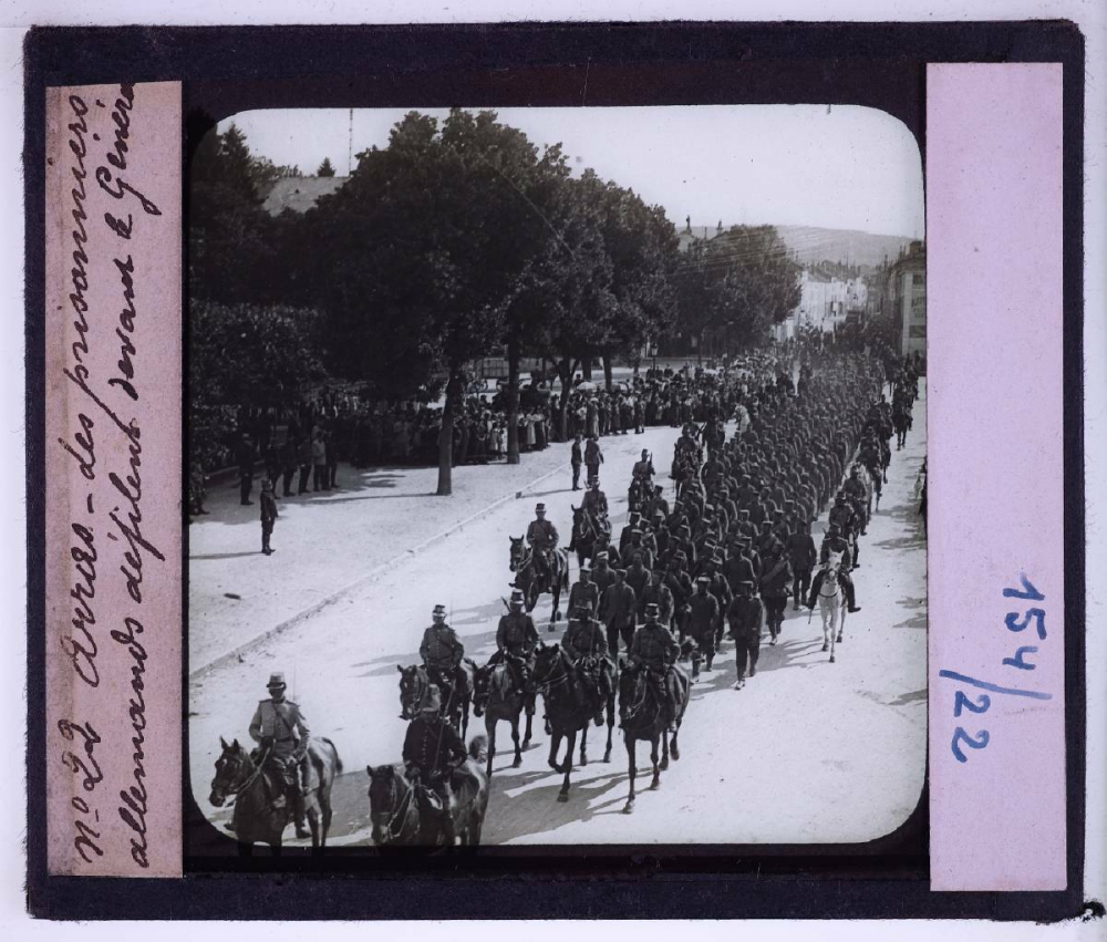 Arras et les champs de bataille de l'Artois. Le théâtre des combats de 1915. Arras. Des prisonniers allemands défilent devant le général.