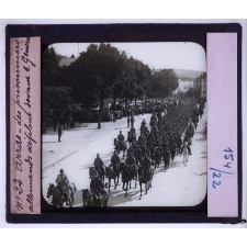 Arras et les champs de bataille de l'Artois. Le théâtre des combats de 1915. Arras. Des prisonniers allemands défilent devant le général.
