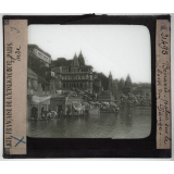 L'Inde. Bénarès, palais sur le bord du Gange.