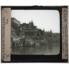 L'Inde. Bénarès, palais sur le bord du Gange.